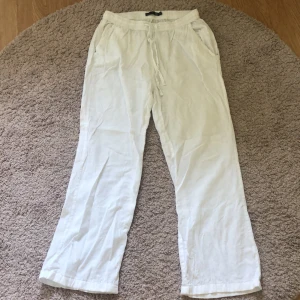 Vita linnebyxor  - Fina linne byxor men de har tyvärr blivit för korta. Köpte de förra sommarn men de är fortfarande i väldigt bra skick och är inte slitna. Skriv om du har frågor eller är intresserad!☺️