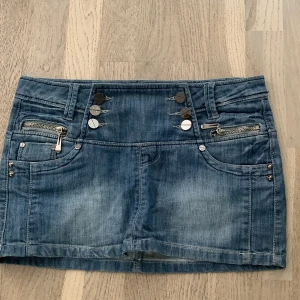 Trendig vintage jeanskjol  - Pris kan diskuteras! En mycket unik och trendig vintage jeanskjol som tyvärr var lite för stor för mig som har storlek 32-34 (kjolar passar stlk 36-38) ❤️ Skriv om ni har frågor 🌸 ❗️Köparen står för frakten ❗️