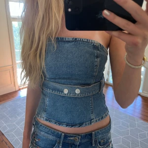 Zara topp - Snygg jeans topp från zara! Använd fåtal gånger vilket inte syns. Den är perfekt till en sommarkväll. Säljer pga jag aldrig använder den. 