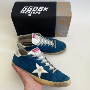 Golden Goose skor - Hej säljer nu mina sjukt snygga golden goose superstar. Skorna är i nästan hel mocka. Storlek 43, Skick 8/10, Inga defekter. Nypris ~ 5500kr mitt pris 2599kr. Box & Dustbag medföljer. Skriv vid frågor eller funderingar! 🤝🏻