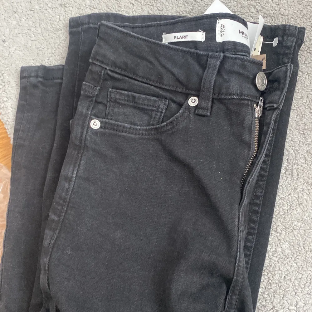 Innerbenslängd: 79 cm Midjan rakt över: 28 cm Säljer dessa jeansen eftersom de var för stora och frakten var jättedyr att lämna tillbaka💞 prislappen finns kvar. Jeans & Byxor.