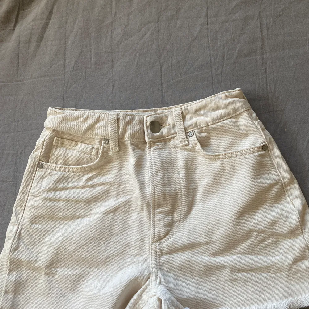 Säljer dessa superfina vita jeansshorts då dom är för små för mig. Storlek XS men skulle säga att de absolut funkar som XXS också. Shorts.