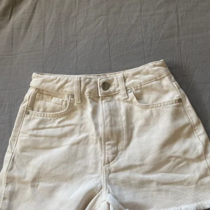 Vita jeansshorts  - Säljer dessa superfina vita jeansshorts då dom är för små för mig. Storlek XS men skulle säga att de absolut funkar som XXS också