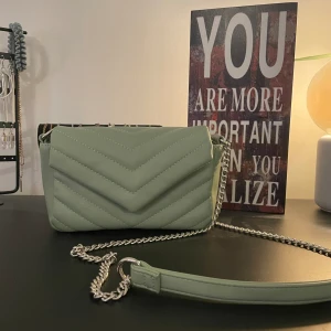 Grön väska från glitter - Denna gröna väska från glitter är använd väldigt lite och det syns inte på den att den är använd.