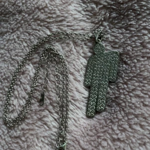 Billie Eilish Blohsh halsband - Som ny, Riktig silver (finns stemplar) , köpte för 600kr på Billies hemsida, pris kan ändras