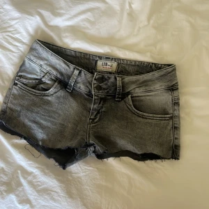 Lågmidjade ltb shorts  - Super snygga lågmidjade ltb shorts. Säljer för 300kr. Står att det är storlek 28 men små i storlek. Så passar någon med S/XS
