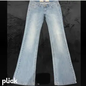 Blåa lågmidjade jeans i storlek 36. Midjemått 38 rakt över och innerbenslängd 82. Säljer vidare då de inte passade mig. Två första bilderna är lånade. Köp gärna via köp nu!🥰