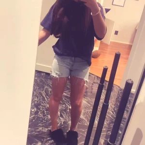 JEANSSHORTS - Säljer dessa jeansshorts som jag klippt själv då dom inte kommer till användning. Dom är relativt högmidjade. Köpt i barn storlek 158 men passar på mig som vanligtvis har xs/s