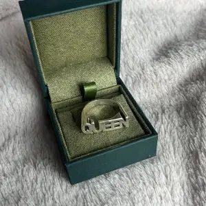 Säljer nu min supercoola ring från l8h med ordet queen då jag knappt använder ringar längre💗köptes för några månader sedan och har använts vid några få tillfällen🤩skicket är som ny, inga defekter! Köptes för 950 kr priset är diskuterbart 