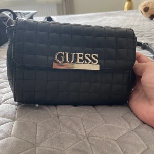 Guess Väska - Använt den några gånger, den är i superskick. Den är äkta! 