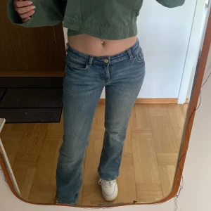 Low bootcut jeans - Världens skönaste jeans!! Älskar dem men tyvärr är de för korta på mig (är 170cm, skulle passat bättre på någon som är 165 cm eller kortare)