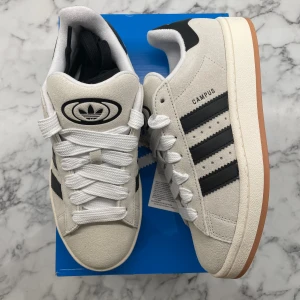 Adidas Campus 00s ”Crystal White” - Helt nya och oanvända Adidas Campus 00s ”Crystal White”. Storlek: 40 2/3 Pris: 1399. Skicka ett meddelande vid intresse. Köp tryggt och snabbt hos oss. Många nöjda kunder😊