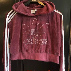 Adidas velour/plysh hoodie stl S - Vinröd Adidashoodie i velour/plysh i stl S. Fint skick, använd fåtal gånger. 