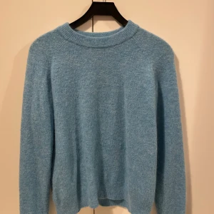 Stickadtröja - En fin stickad tröja från zara. Köpt för ganska länge sen men i bra bra skick. Fin färg och passform. Jag säljer den eftersom den inte kommer till användning. ❤️