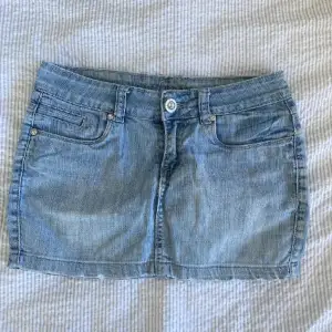 lågmidjad jeans kjol i nytt skick säljer då den är för liten. vid snabba köp kan jag gå ner priset💞 midjemåttet rakt över är 37-38