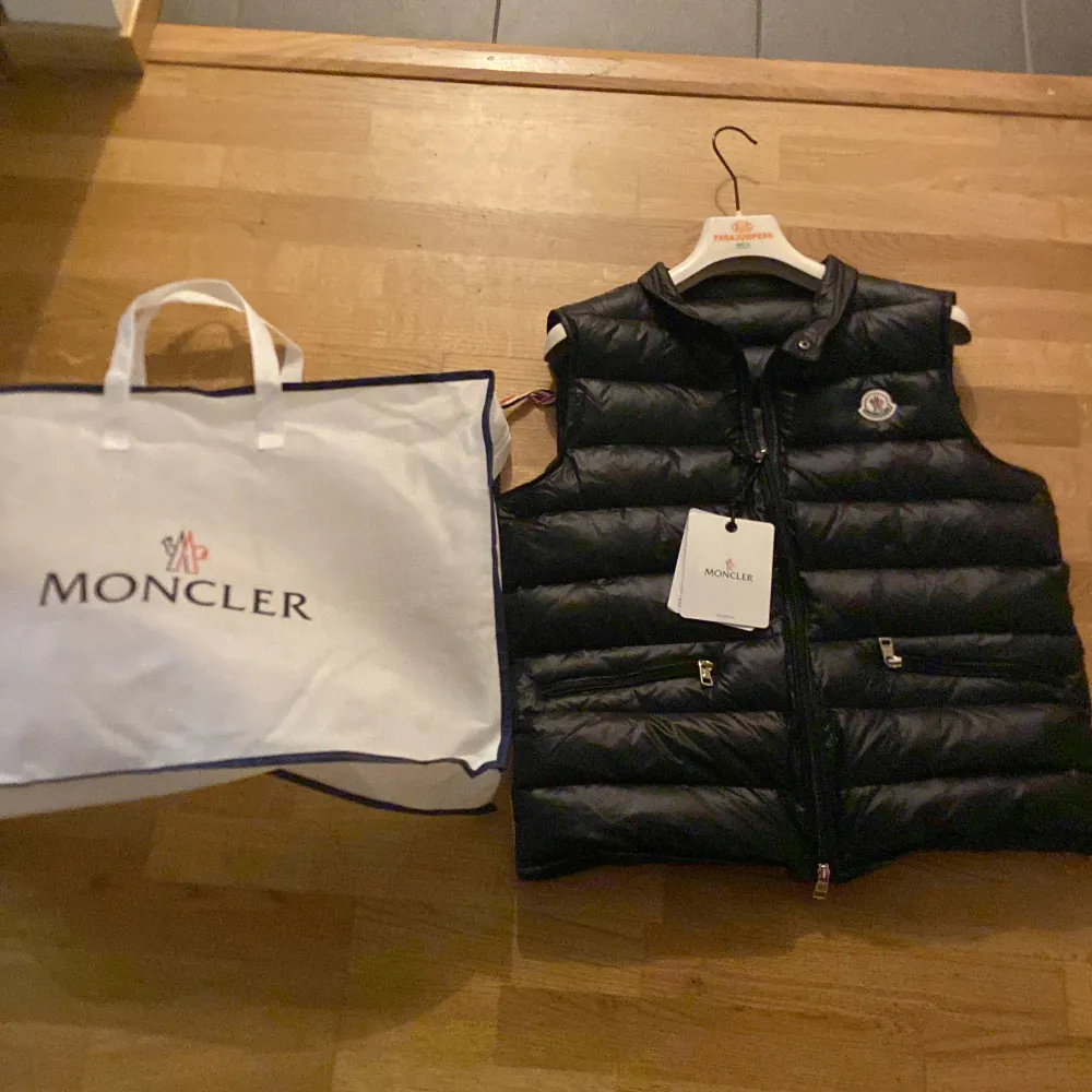 Moncler gui väst i 2/M  Helt ny med tags och påse Inge annat og än påsen ä nåra tags. Jackor.