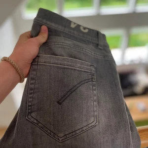Dondup jeans  - Tja! Säljer dessa dondup jeans som är i utmärkt skick men är för stora i midjan på mig. Inga fel eller hål på dom.  Tveka inte på att höra av dig vid minsta intresse!
