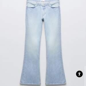 Low rise jeans från zara i ljusblått. Helt oanvända och har lappen kvar. Priset kan diskuteras!!