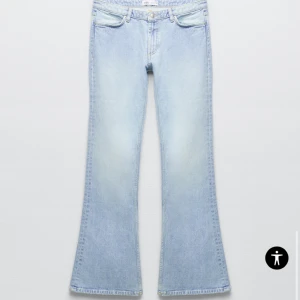 Zara lågmidjade jeans ljusa - Low rise jeans från zara i ljusblått. Helt oanvända och har lappen kvar. Priset kan diskuteras!!