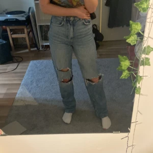 Håliga jeans - High waist jeans med hål i. De är från Gina Tricot och dragkedjan har bytts ut en gång🥰