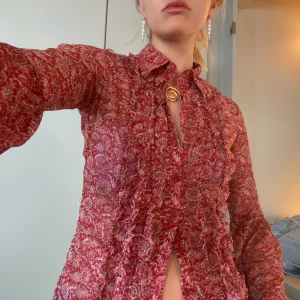 Blus i skirt material  - Blus med volangdetalj i skirt material🫶🏻