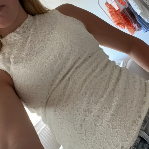 spets topp - jättesnygg att ha i sommar, jag har linne under på bilden det är därför det ser konstigt ut man ska egentligen inte ha det💕billigt och jag postar fort, rekommenderar💕passar mig som är 165