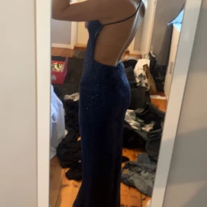 Balklänning - Jag säljer min jätte fina vl glittriga balklänning då jag fick en annan, endast använd en gång och finns inga defekter på den! Köpt för 800 men säljer för 400+ frakt😊 hör av er vid frågor eller fler bilder