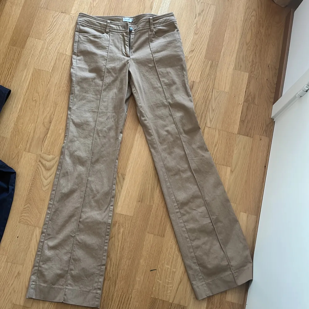 ⭐️intressekoll⭐️ på dessa sjukt snygga bootcut byxor från zoul. De är typ lite mörkbeigea. Lite tunnare än jeans vilket är toppen nu till sommaren och våren. Bredvid storleken står det ”L” i byxorna. Det står för att de är lite längre i benen, 81 cm. ⭐️. Jeans & Byxor.