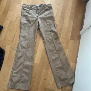 ⭐️intressekoll⭐️ på dessa sjukt snygga bootcut byxor från zoul. De är typ lite mörkbeigea. Lite tunnare än jeans vilket är toppen nu till sommaren och våren. Bredvid storleken står det ”L” i byxorna. Det står för att de är lite längre i benen, 81 cm. ⭐️