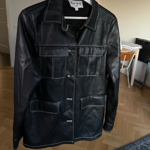 Jacka  - Fint skick förutom att det saknas en knapp näst längst ned. 