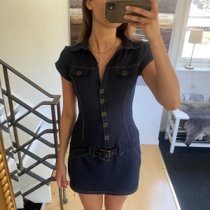 Jeans klänning - Marinblå jeans klänning. Väldigt stretchigt material så den sitter väldigt bekvämt och passar flera storlekar. Skriv privat för fler bilder och information!😊strolek 40 på klänning (liten i storlek) men passar mig som motsvara S.