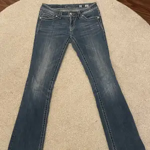 säljer dessa lågmidjade miss me bootcut jeans som inte kommer till användning längre. midja rakt över: ca 36/37 cm, innerbenslängd: ca 86 cm. har få defekter (se bilder). har även få fläckar på knäna. köpta för 700kr. kom privat för frågor 💘💘