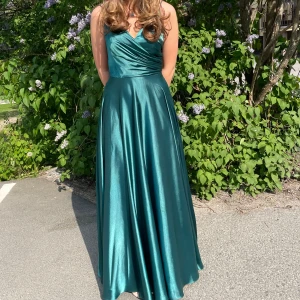 Balklänning - Säljer min balklänning från Ivory Field! Köpte den förra året för 3500kr i affär och säljer den för 1500kr. Jag som sjölv är på bilden är 167cm och hade 5 cm klackar på mig. Materialet liknar även silke och är jätteskönt! Priset går att diskuteras🫶