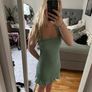 Somrig klänning  - Mint grön mini klänning med detaljer, från zara, nästan aldrig använd, storlek xs