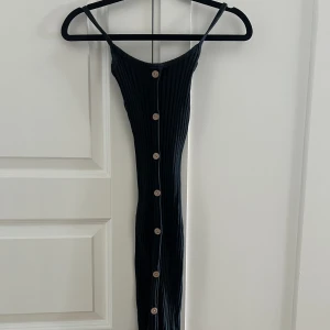 Klänning med knappar🖤 - Super fin ribbad klänning med knappar som detaljer. Sitter så fint på och anpassar sig efter kroppen, guldvärd material 🖤