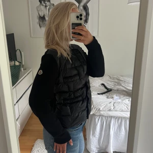 Moncler cardigan  - Intressekoll på min Moncler cardigan då den inte kommer till användning. Storlek 2, vilket motsvarar M. Jättefint skick och självklart äkta! 4800kr🌸