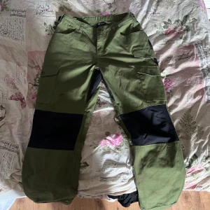 Friluftsbyxor  - Gröna Friluftsbyxor använda ett få tal gånger