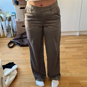 Satinbyxor - Köpte dessa och trodde jag skulle få mer användning av dem än vad jag fick tyvärr. Jättesköna använt typ 2 gånger. Champagne färg. Nypris typ 499