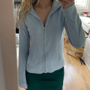 Stickad tröja  - Jättefin stickad kofta i ljusblå färg. Den är lite nopprig men annars fint skick! 💕står ingen storlek men jag brukar ha s och skulle säga att den passar xs/s/m beroende på hur man vill att den ska sitta 💕