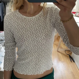 Blommig topp - Jättefin blommig topp som ja köpt utomlands, supersöt till sommaren! Knappt använd så i superbra skick! 💕