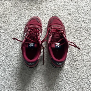 Adidas ZX 750 - Hej Säljer mina vin röda adidas ZX 750s . Storlek 42 skick 9/10. Kontakta mig om pris eller frågor!