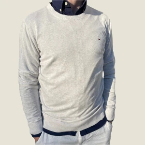 Tommy Hilfiger tröja - Snygg tunn stickad tröja från Tommy Hilfiger. Tröjan är i fint skick. Sitter som S/M. Modellen på bilden är 182cm. Fråga gärna vid funderingar!