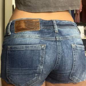 Lågmidjade vintage jeansshorts storlek 32/34