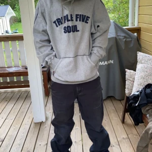 Triple five soul hoodie - Säljer denna riktigt feta skate hoodien storleken är xl så sitter baggy perfekt för en skater 💯💯 skick 5/10 koll in profil för liknande produkter💯💯