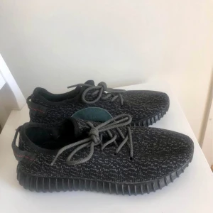 Adidas yeezy - Adidas yeezys stl 44 Grå/svarta Använda men i gott skick. Begränsad utlaga 