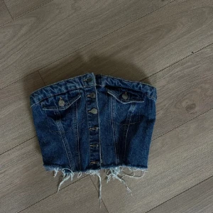 fin jeans korsett - nästan som ny, bara hunnit använda 1 gång. men köpt från plick innan. lite liten i storlek därav att jag säljer den☺️