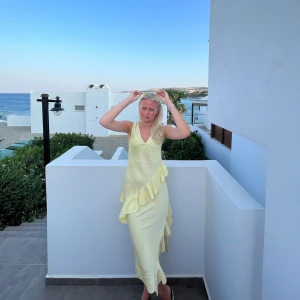 Gul långklänning med volanger  - Slutsåld på HM. Så fin och utmärkt skick. Jag är 176 cm! 