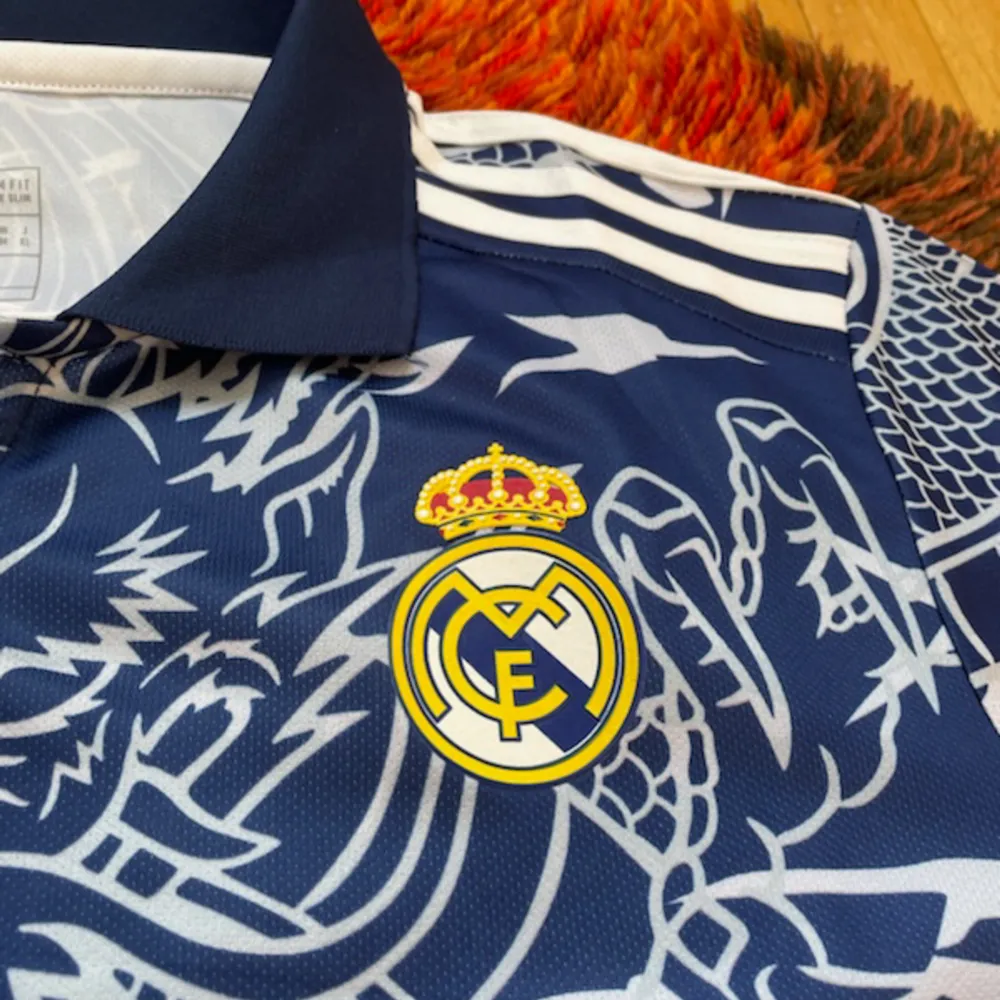 Säljer en real Madrid Jersey i storleken S. Kontakta mig för övriga frågor. T-shirts.