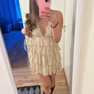 Klänning - Säljer denna guldklänning då jag bara använde den en gång på min maskerad. 
