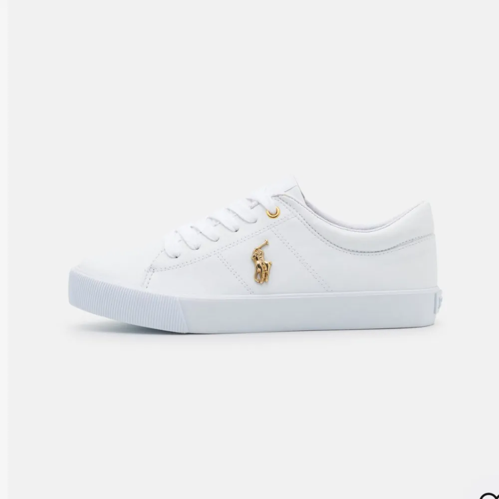 Säljer dessa vita polo Ralph Lauren skorna med guld detaljer i strl 37💞 De är endast använda 2 ggr så är i superfint skick! Säljer då jag fick dessa när jag fyllde år och jag istället vill ha ett par andra. Skriv för egna bilder🩷. Skor.